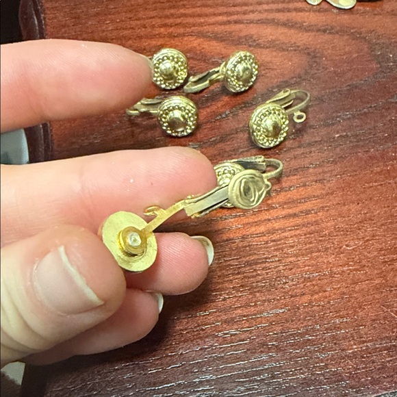 Vintage Elegant Goldtone Clip-On jewelry for Earrings - Picture 2 of 4
